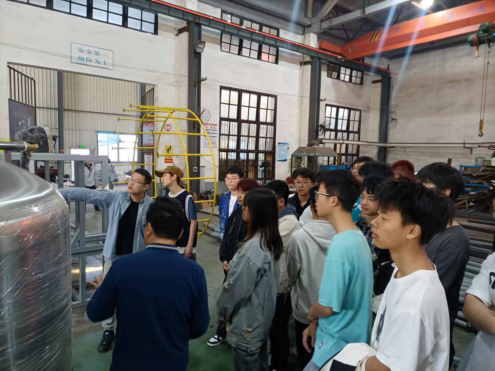 湖南工程学院近200名学生来完美网页版认知实习